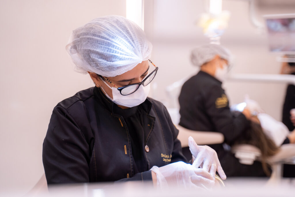 clínica sena select dentista marcela sena atendendo consultório