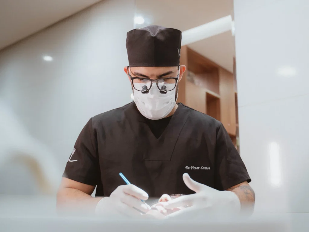 dentista victor lemos consultório sena select avaliando paciente