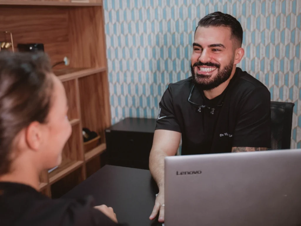 dentista victor lemos conversando cliente sena select