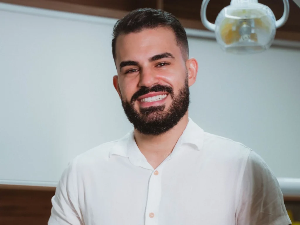 dentista victor lemos sorrindo consultório